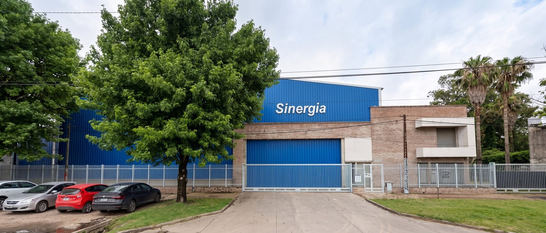 Planta y fachada de Sinergia Servicios en Capitán Bermúdez